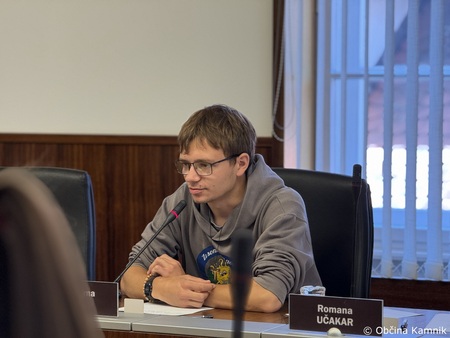 Kamniške dijakinje in dijaki v vlogi občinskih svetnikov na simulaciji odločanja (23)